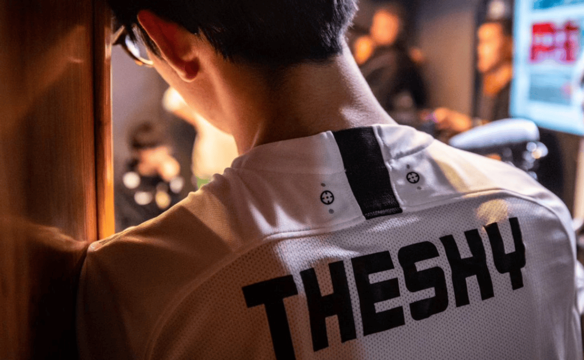 WBG晒欧洲旅游照：开心点赞 全员表情轻松~~