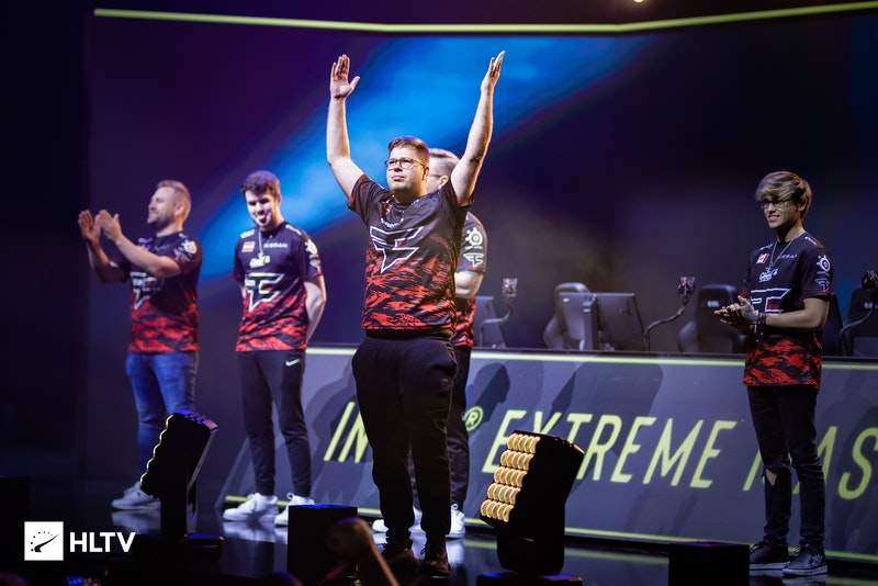 反T1装甲启动！Chovy阿狸两度单杀 T1双C轮流暴毙遭GEN横扫