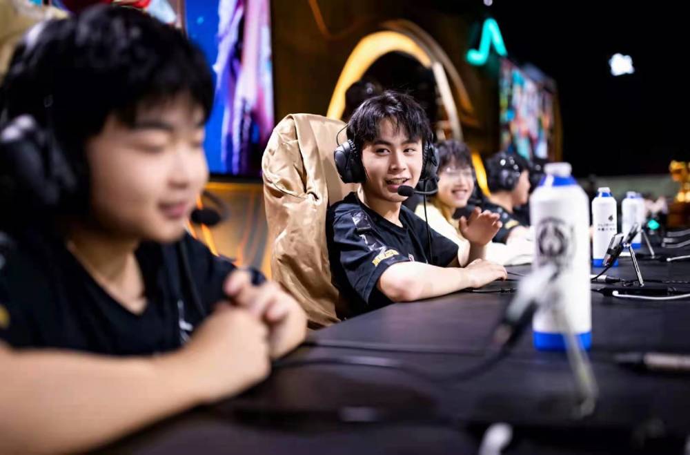 EPL S20 小组赛：有惊无险，小蜜蜂 2-0击败ATOX